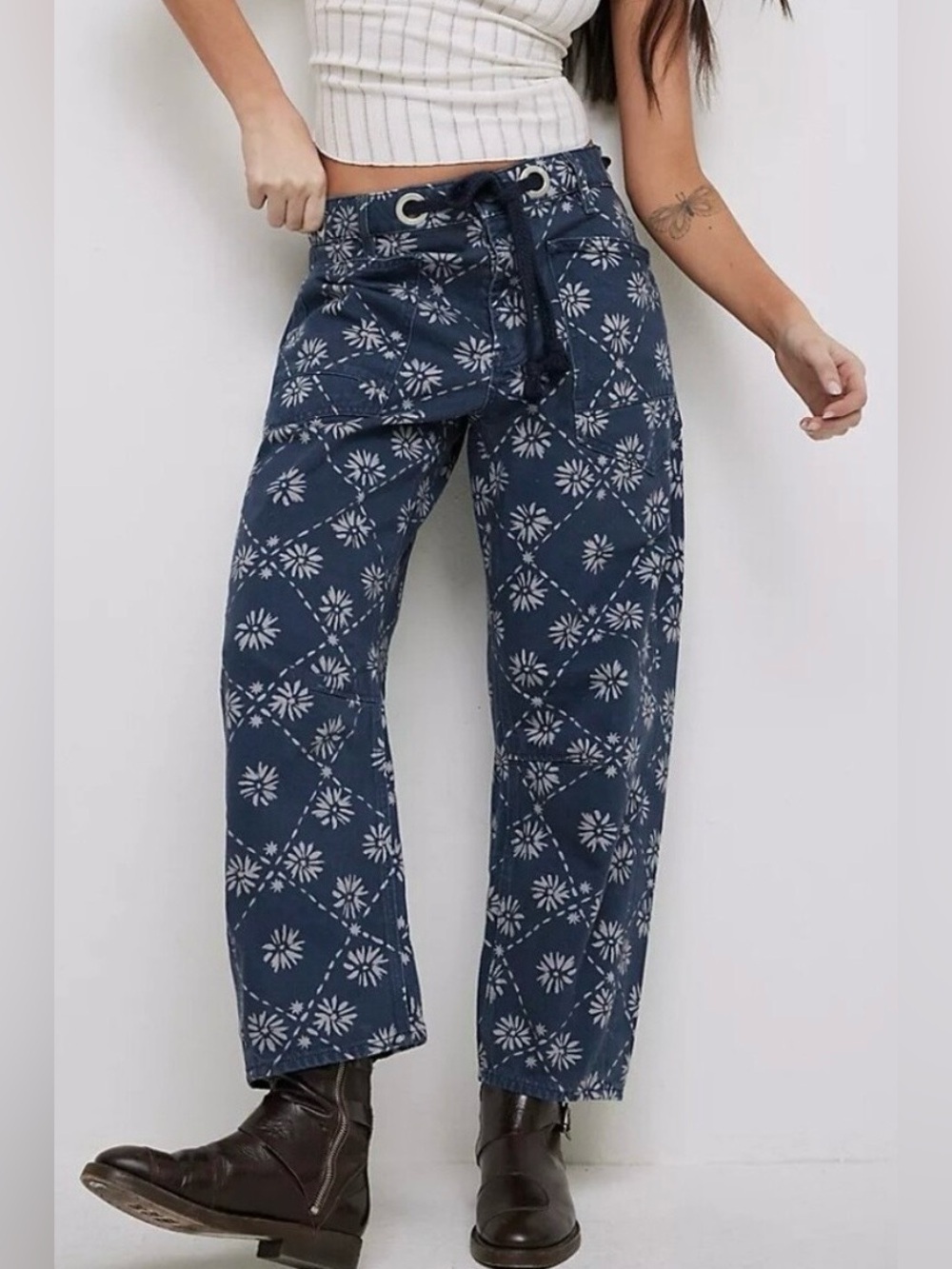 NEW Free People Moxie Low-Slung Barrel Jeans Wallpaper Geo Floral Print Size 25 - Picture 3 of 9